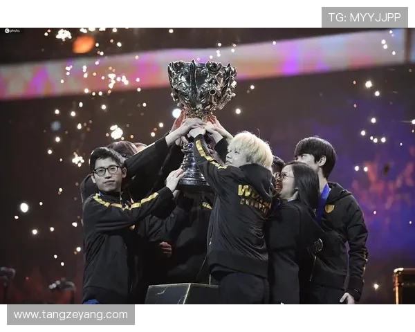 FPX战队在世界大师赛中以52分稳居积分榜首位，争夺冠军之路愈发明朗