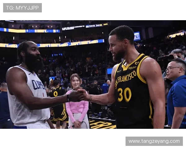 76人对阵篮网库里表现抢眼带领球队争夺季后赛席位