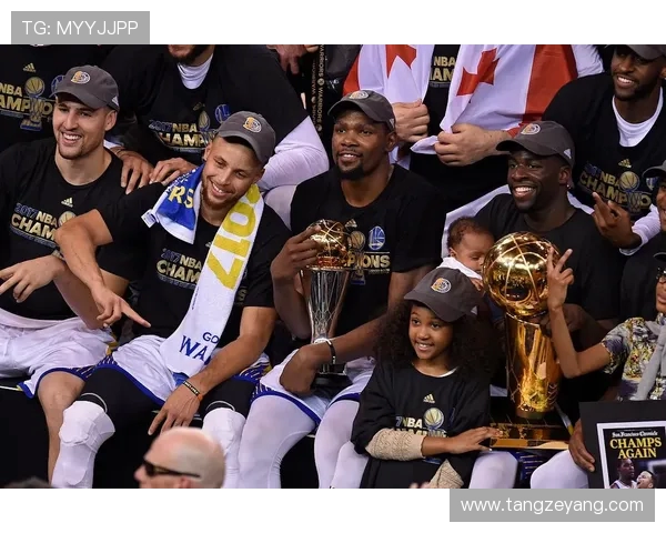 勇士在关键时刻逆转雷霆以121-118取得胜利展现强大韧性与团队合作精神